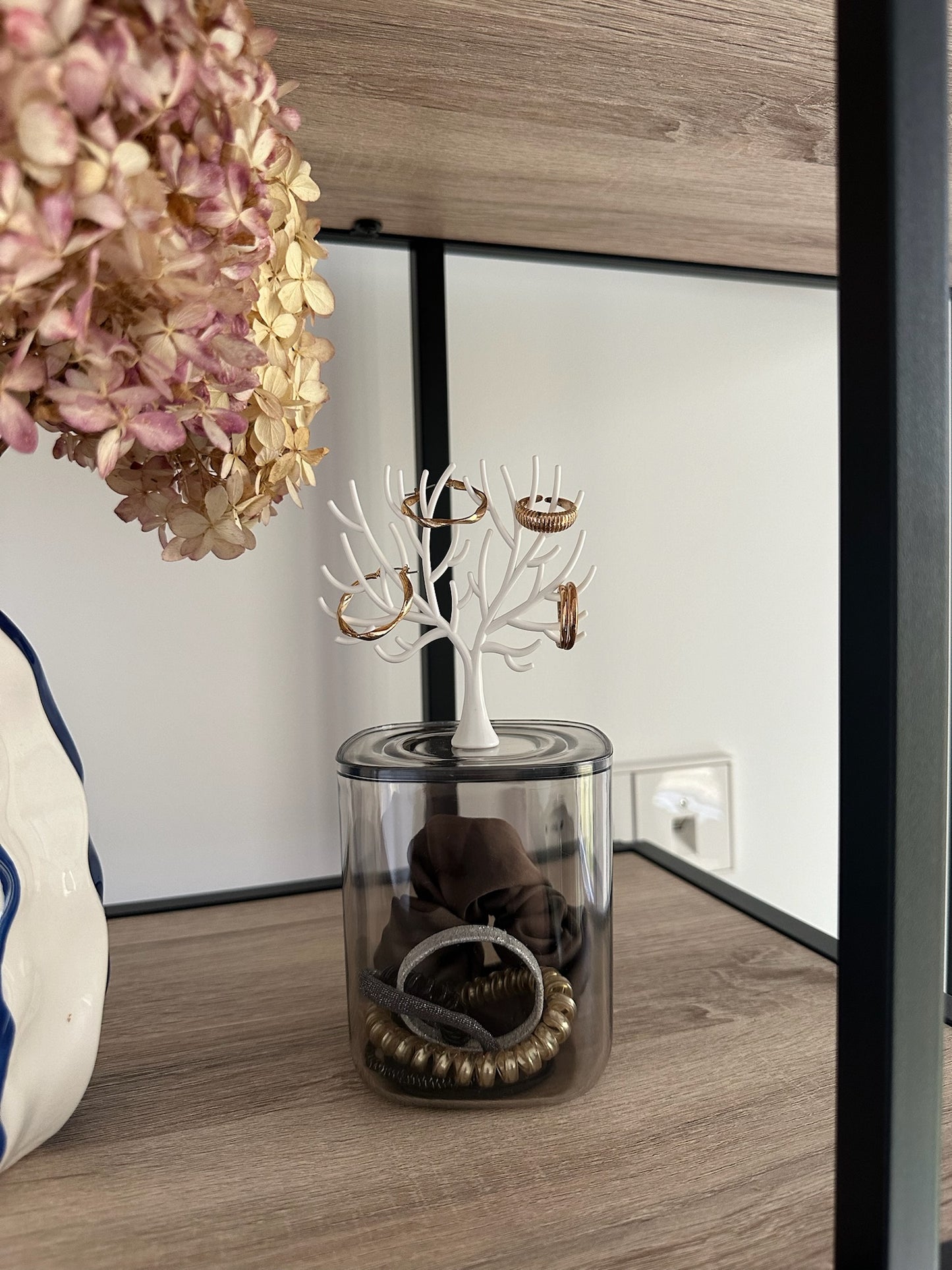 Dėžutė su papuošalų laikikliu