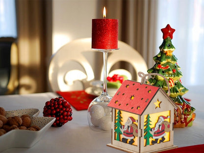 Medinis kabinamas Kalėdinis LED namelio žibintas su Kalėdų Seneliu – šilta šviesa jaukiai šventinei atmosferai