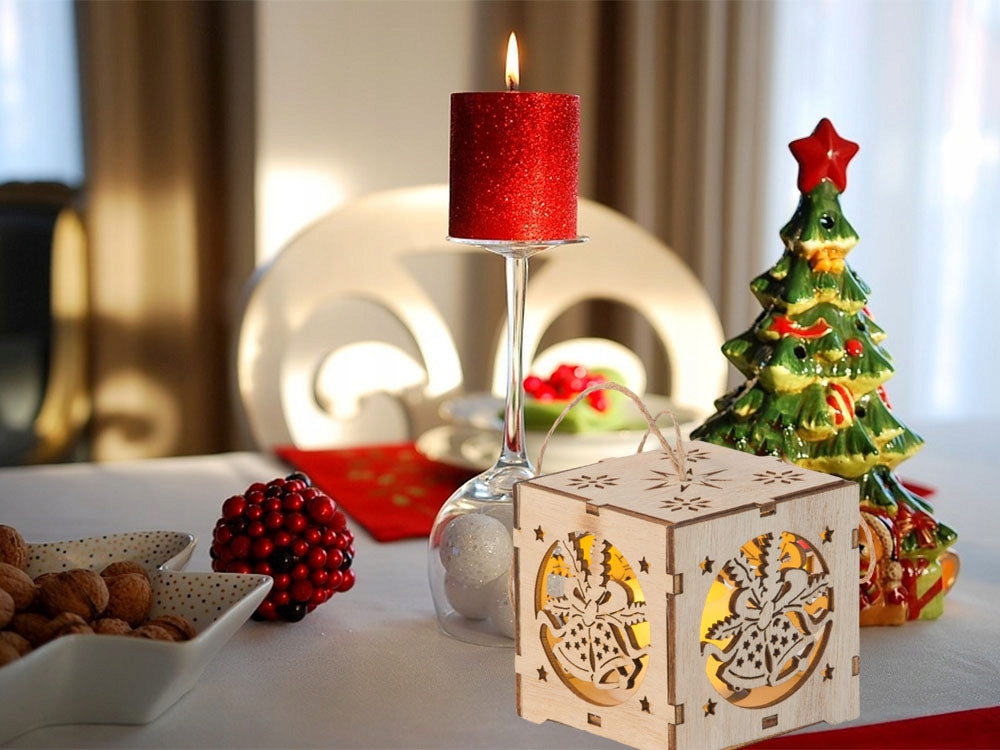 Medinė kabinama Kalėdinė LED žibinto dekoracija su varpeliais – jauki šventinė šviesa namams
