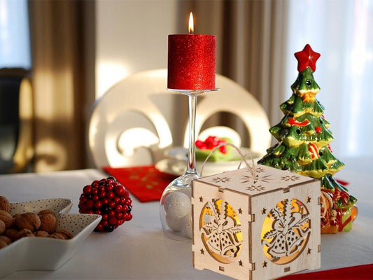 Medinė kabinama Kalėdinė LED žibinto dekoracija su varpeliais – jauki šventinė šviesa namams