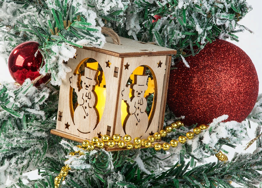 Medinė kabinama Kalėdinė LED žibinto dekoracija eglutei – jauki šventinė nuotaika jūsų namams