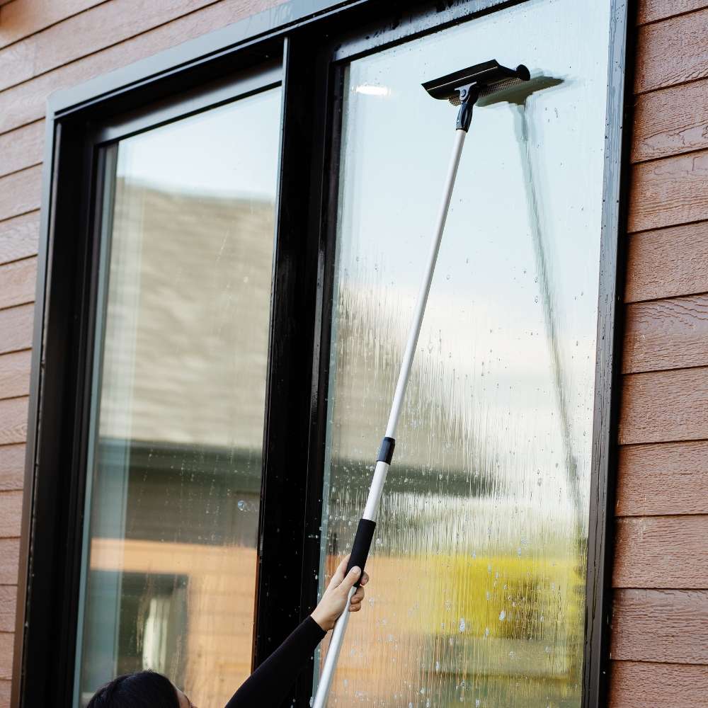 Langų valymo įrankis su teleskopine rankena – švarūs langai be kopėčių ir be dryžių