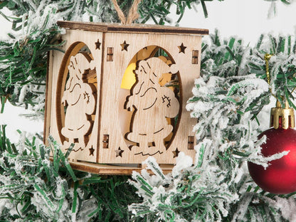 Medinė kabinama Kalėdinė LED žibinto dekoracija su Kalėdų seniu – jauki šviesa ir šventinė atmosfera namuose