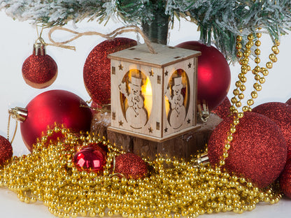 Medinė kabinama Kalėdinė LED žibinto dekoracija eglutei – jauki šventinė nuotaika jūsų namams