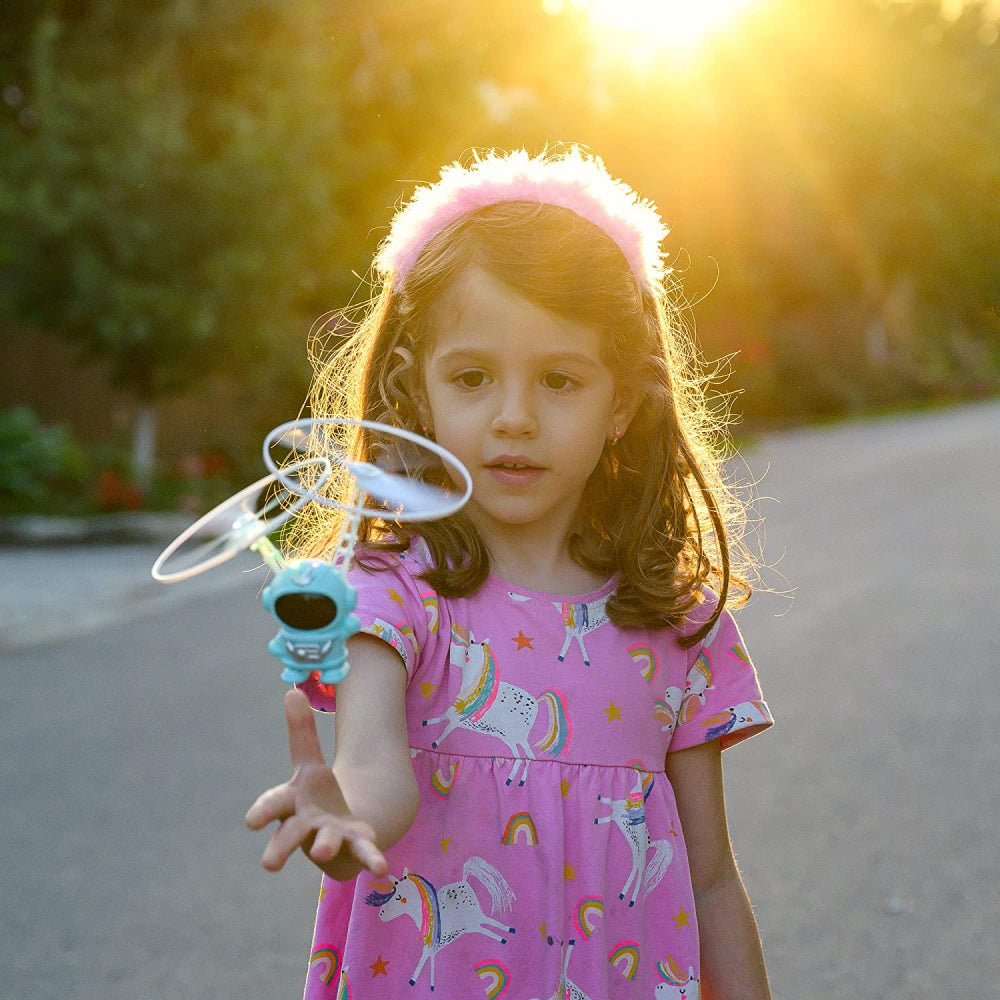 Skraidantis astronautas su LED šviesomis – interaktyvus žaislas